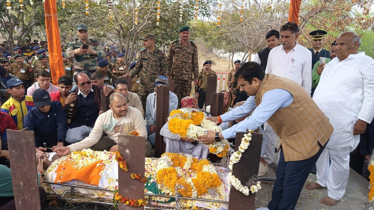 Sehore: Subedar Verma's funeral took place with military honors, he died while on duty in Leh