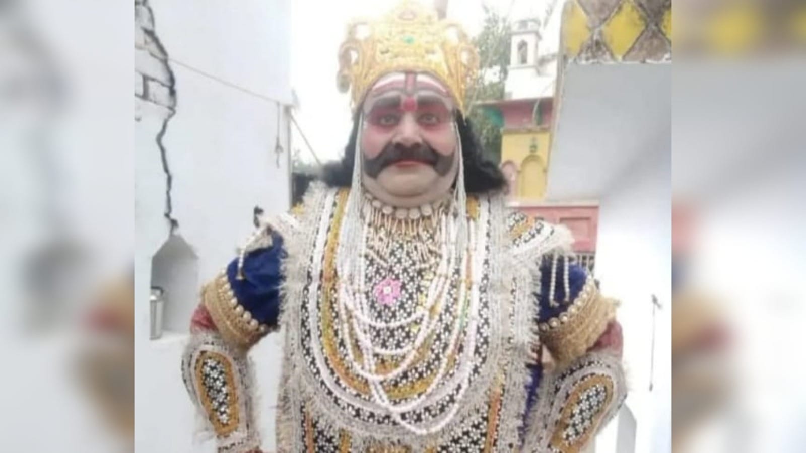 टीकमगढ़ में रावण का किरदार निभाने वाले भोले राजा की हार्टअटैक से मौत हो गई।