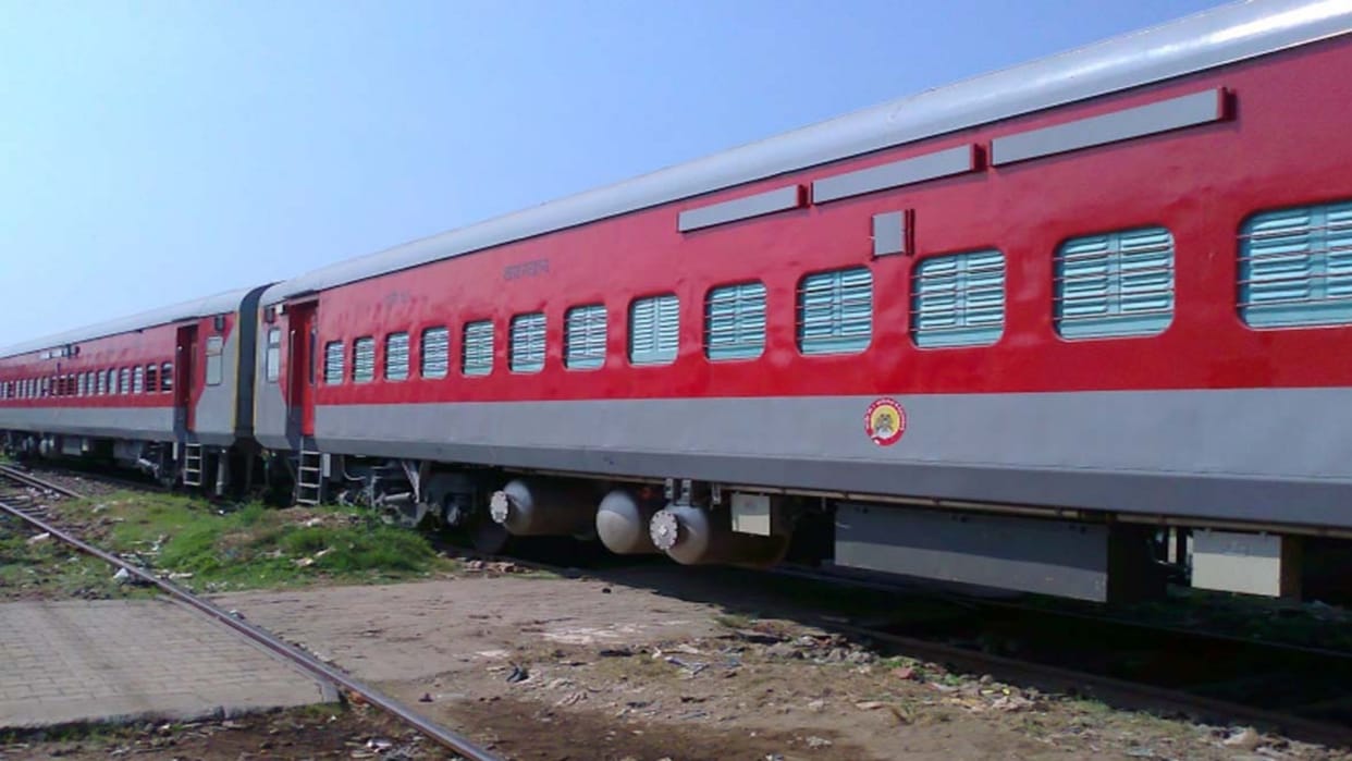 Robbery in Danapur Pune Express, miscreants attacked the general bogie, escaped by pulling the chain.