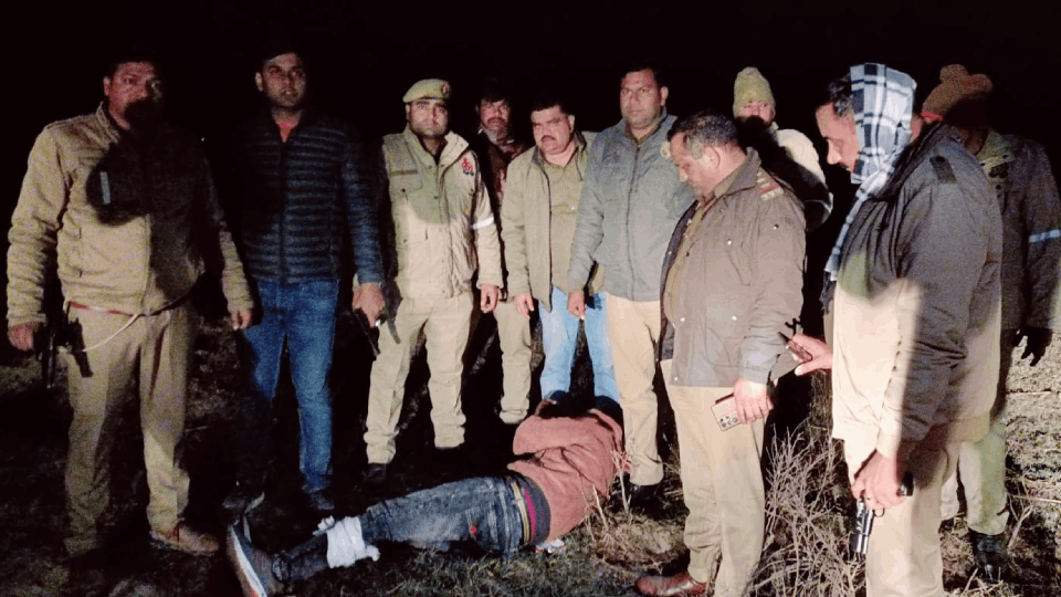 miscreants who robbed a Delhi buffalo trader were caught after an encounter dhaulana