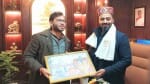 विधायक चैतन्य शर्मा ने उपायुक्त को सम्मानित किया।