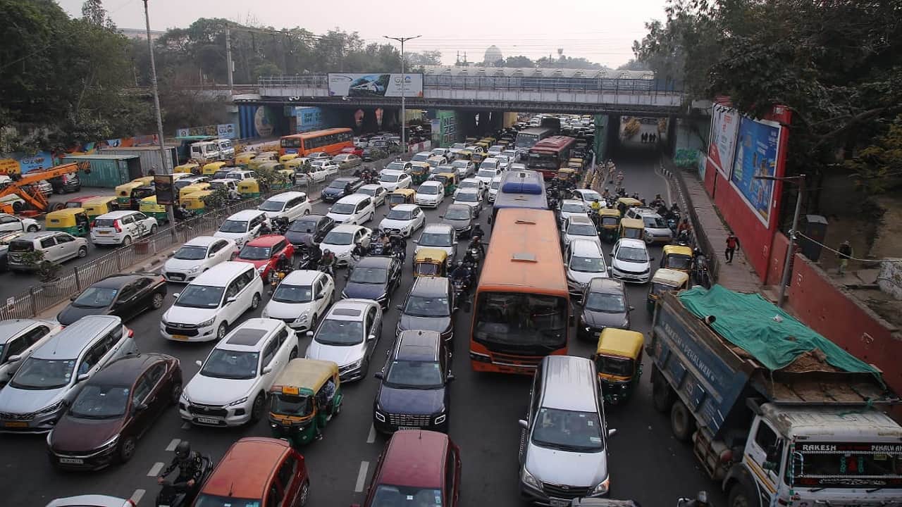 Due To Farmer Protest All Borders Of Delhi Sealed People Getting Stuck On Roads For Four To Six Hours