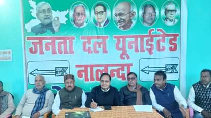 पार्टी दफ्तर में जदयू प्रवक्ता राजीव रंजन