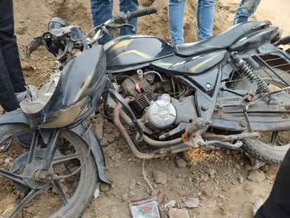 Amroha: होली पर ससुराल जाते समय बाइक डिवाइडर से टकराई, महिला की मौत, पति और दो बेटे गंभीर Amroha: Bike collides with divider while going in-laws house Holi, woman dies, husband and two sons serious