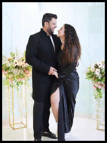 एनिवर्सरी के मौके पर पति पर प्यार लुटाती नजर आईं नेहा मर्दा