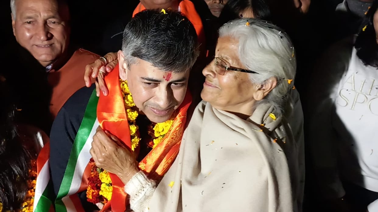 Qatar India Dehradun Captain Saurabh Vashisht Reached his home in dehradun after Release from Jail Photos