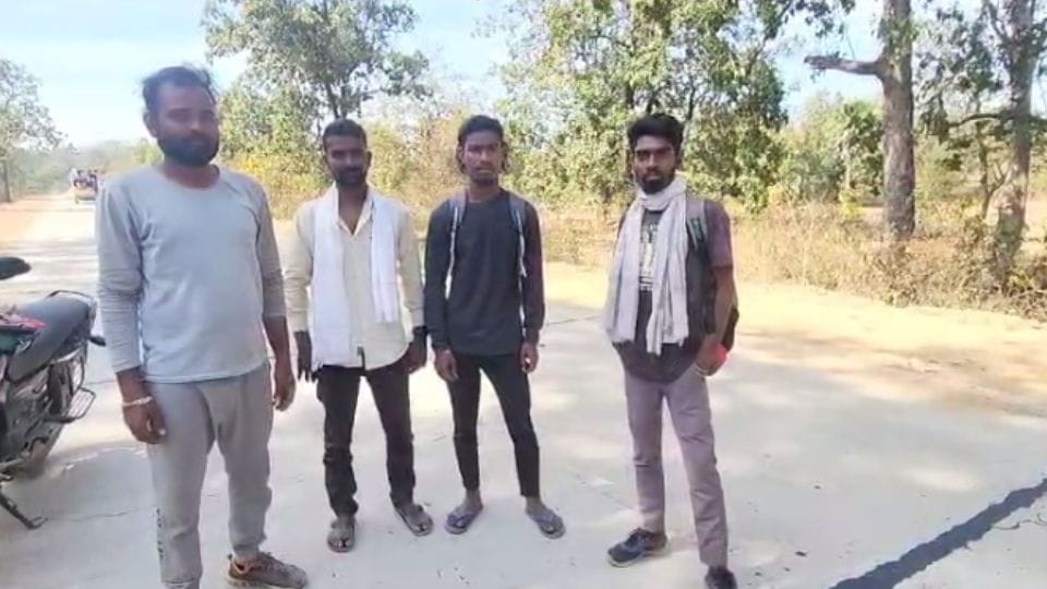 Naxalites released four kidnapped youths in sukma