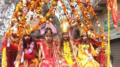 Hathras News: 151 कलश की यात्रा से भक्ति में डूबा हसायन, ग्रामीणों ने की पुष्प वर्षा 151 Hasayan immersed in devotion due to Kalash Yatra