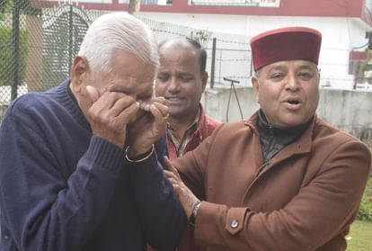कतर से रिहा हुए कैप्टन सौरभ: फोन पर बेटे की आवाज सुनते ही छलके पिता के आंसू, बोले- मेरी चौखट पर आए ‘मेरे राम’ Dehradun Captain Saurabh Vashisht Released from Qatar Jail Father Crying to hear Voice of his son
