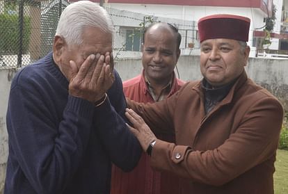 कतर से रिहा हुए कैप्टन सौरभ: फोन पर बेटे की आवाज सुनते ही छलके पिता के आंसू, बोले- मेरी चौखट पर आए ‘मेरे राम’ Dehradun Captain Saurabh Vashisht Released from Qatar Jail Father Crying to hear Voice of his son