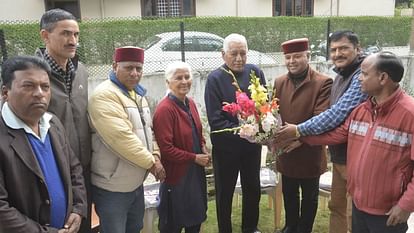 कतर से रिहा हुए कैप्टन सौरभ: फोन पर बेटे की आवाज सुनते ही छलके पिता के आंसू, बोले- मेरी चौखट पर आए ‘मेरे राम’ Dehradun Captain Saurabh Vashisht Released from Qatar Jail Father Crying to hear Voice of his son
