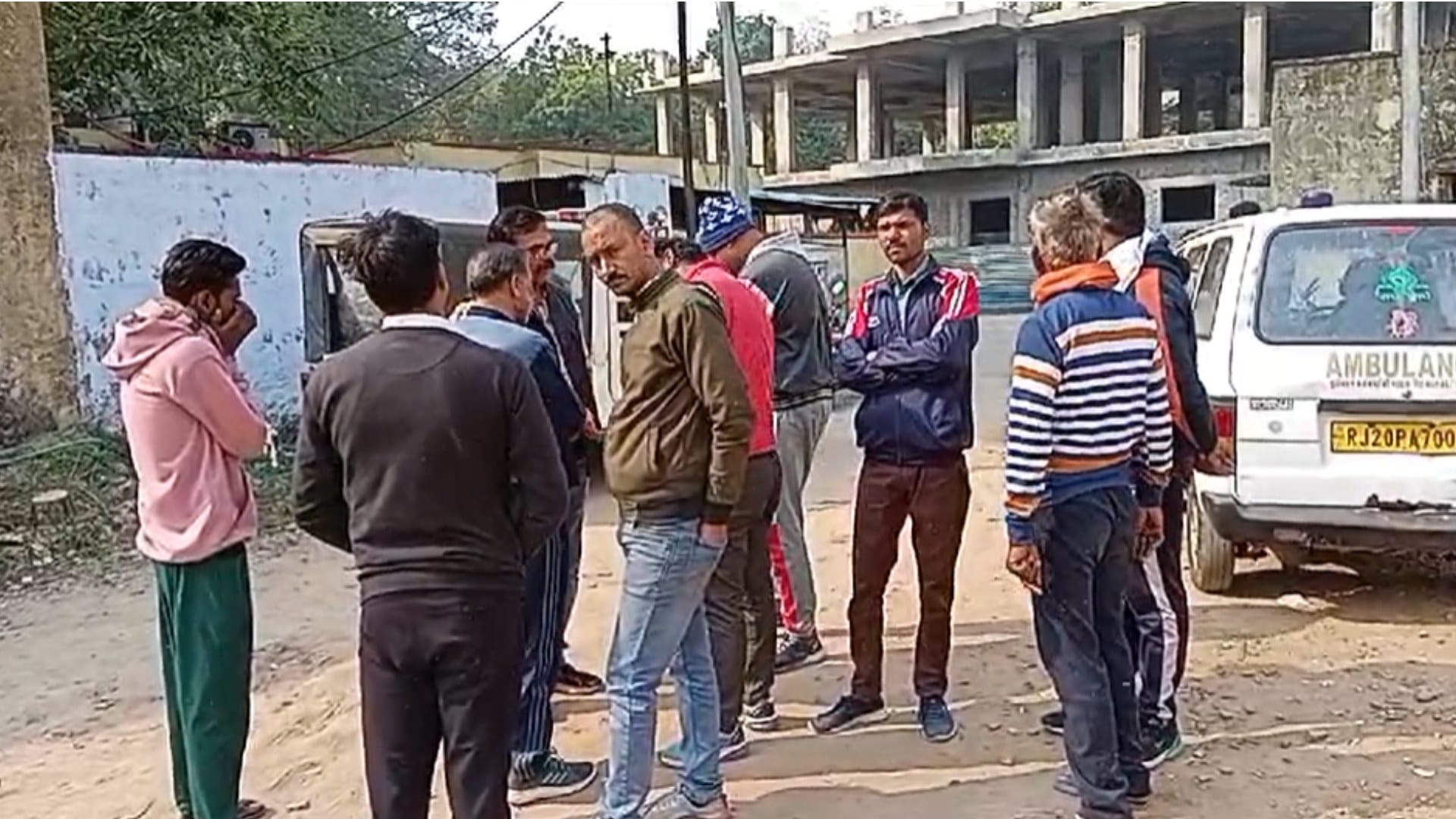 कार ने मारी दो मजदूरों को टक्कर