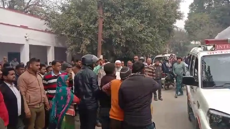 Moradabad: Huge commotion outside SSP office, lover family beat up the young man