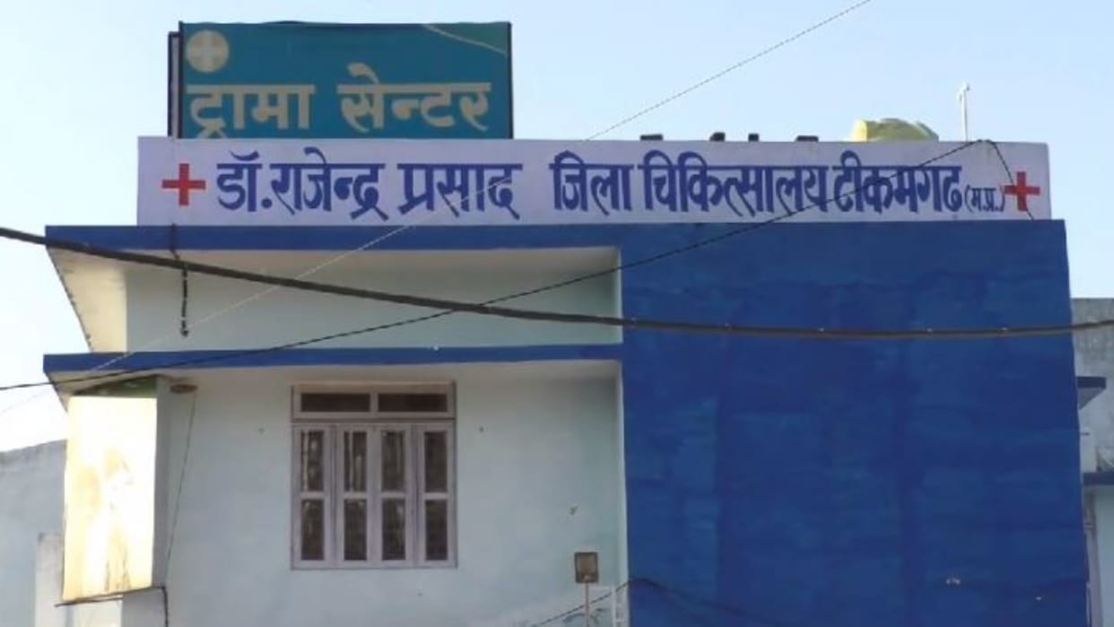 Tikamgarh A person walking on foot was hit from behind by a pickup vehicle died while being taken to hospital
