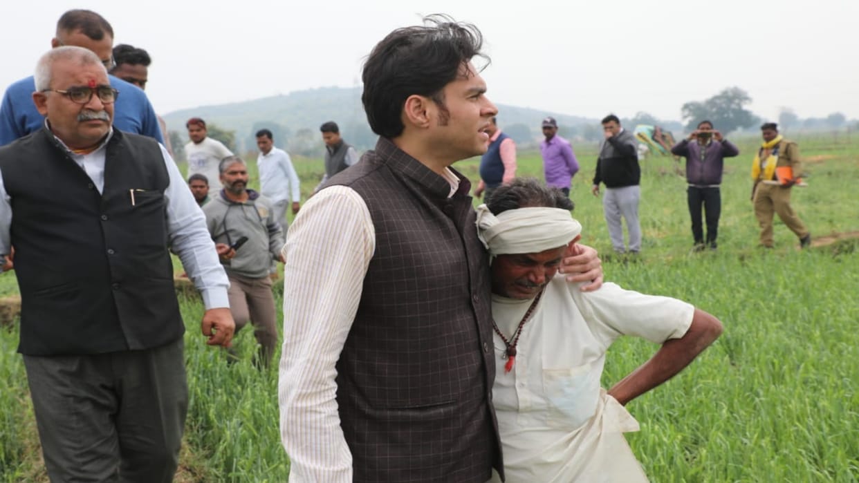 Katni News Farmer cried bitterly after seeing collector who came to take stock of crop damaged