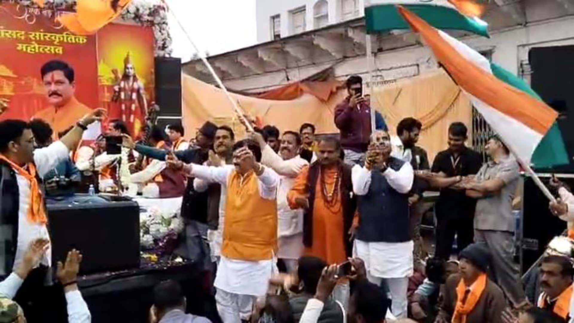 ठुमके लगाते हुए सांसद केपी यादव