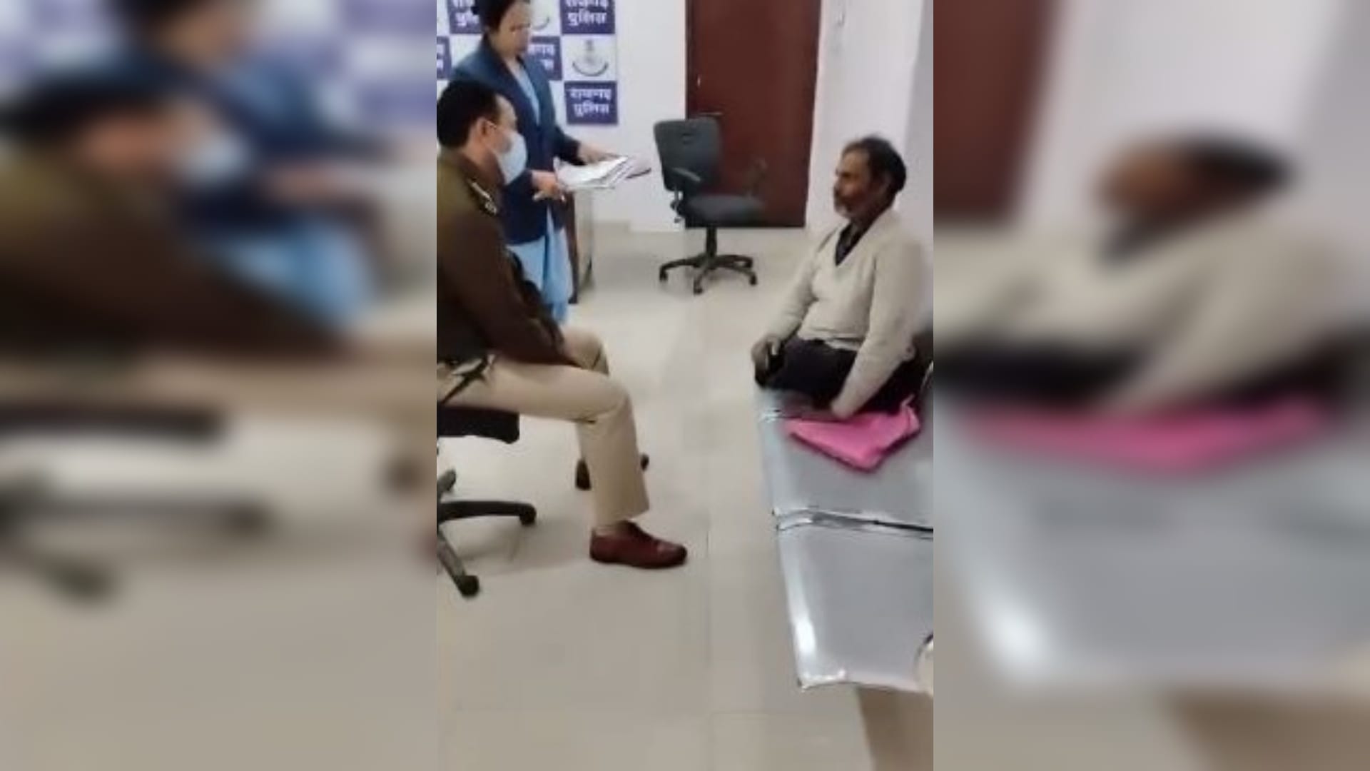 दिव्यांग की फरियाद सुनते हुए एसपी