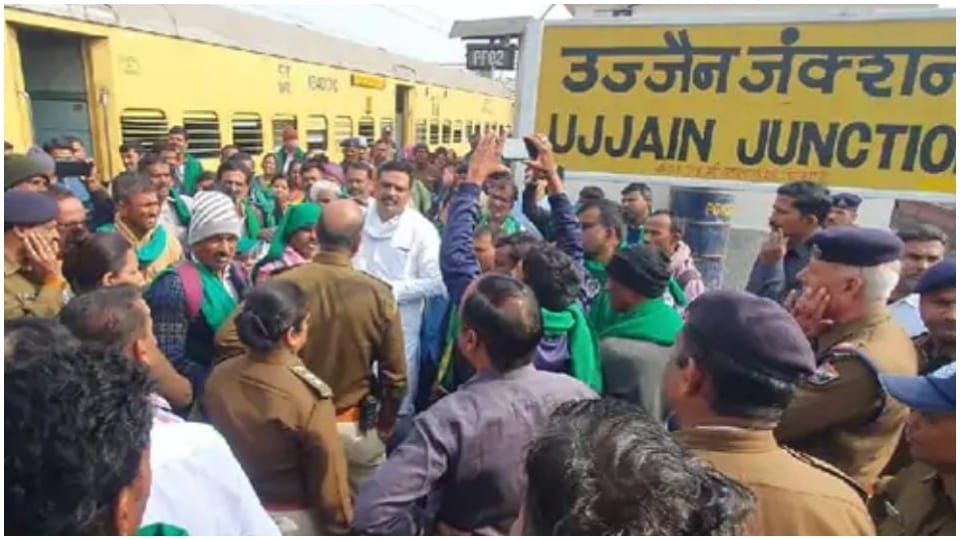 MP Police sent farmers going to Delhi to join farmers movement to Ujjain