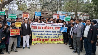 Muzaffarpur: Advocates intensified protest by wearing red badges; Demand for action against entire police team