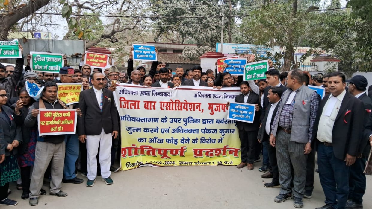 Muzaffarpur: Advocates intensified protest by wearing red badges; Demand for action against entire police team
