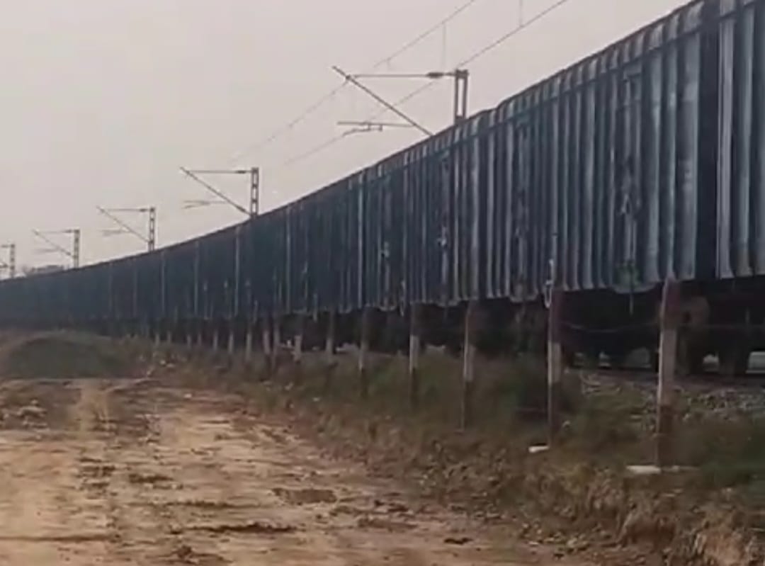 Vegan train divided in two parts in pratapgarh