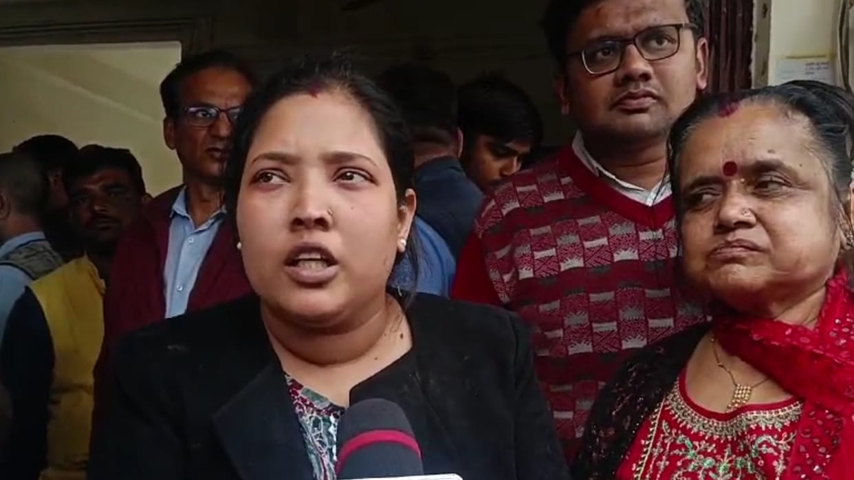 Rewa News: A woman who had gone for a bank interview was taken hostage, taped on her mouth, beaten badly