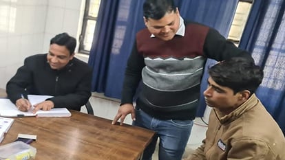 UP: Constable jailed for molesting girl in public, Sambhal SP immediately took action, suspended him