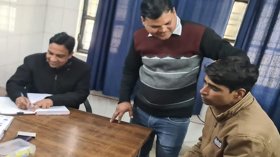 UP: Constable jailed for molesting girl in public, Sambhal SP immediately took action, suspended him