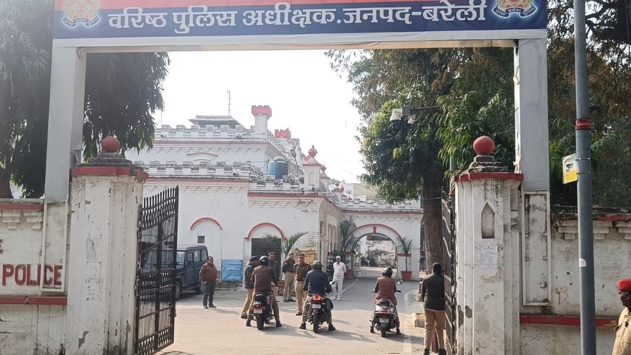 challan issued against two policemen for not wearing helmet in Bareilly