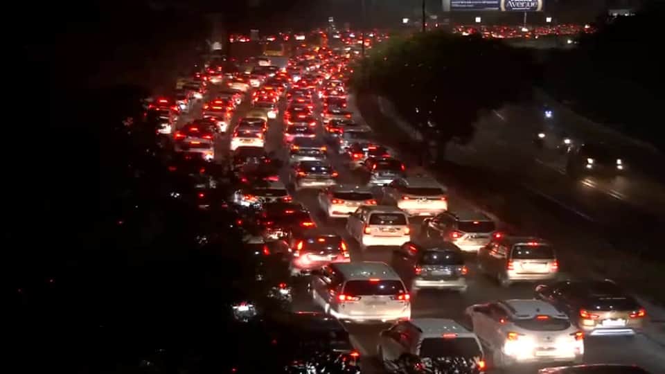 Due To Farmer Protest All Borders Of Delhi Sealed People Getting Stuck On Roads For Four To Six Hours