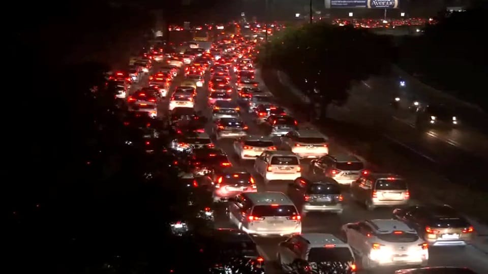 Due To Farmer Protest All Borders Of Delhi Sealed People Getting Stuck On Roads For Four To Six Hours