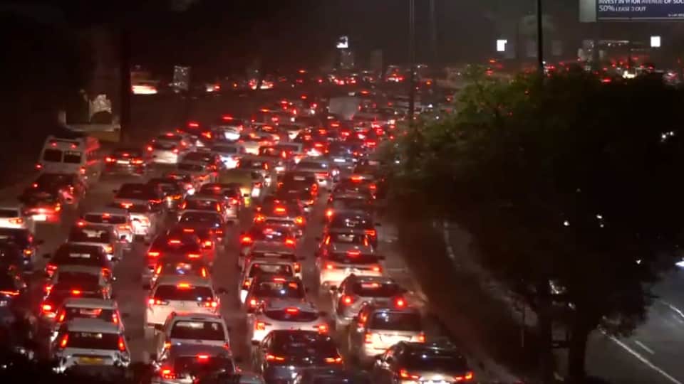 Due To Farmer Protest All Borders Of Delhi Sealed People Getting Stuck On Roads For Four To Six Hours