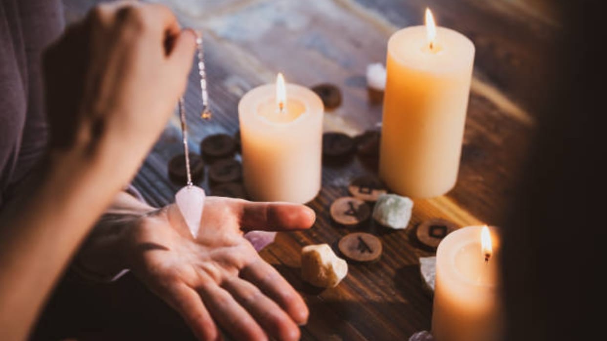 Hastarekha vigyan This mark of V in Palm may make you rich in hindi