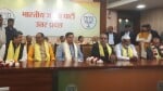 भाजपा कार्यालय में चुनाव प्रभारी बैजयंत पांडा व अन्य।