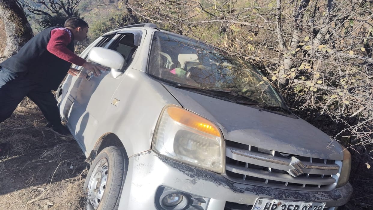 Car accident near Kunnu bridge,  All passengers on board safe