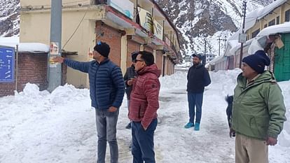 Badrinath: धाम में अभी भी तीन फीट बर्फ, 12 दिनों से बिजली ठप, जायजा लेने पहुंची टीम...तस्वीरों में देखिए Badrinath Dham: Three feet snow accumulated in Badrinath power supply disrupted for 12 days Uttarakhand news