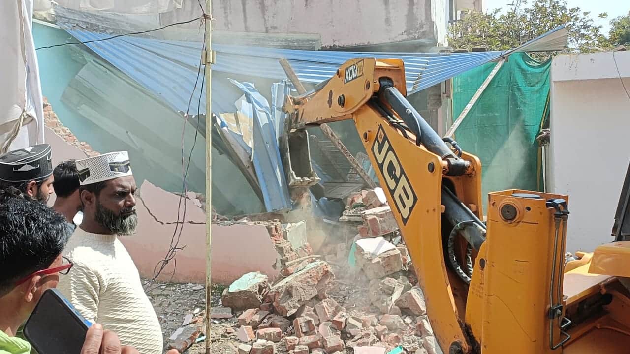 बैतूल में जिस कमरे में आदिवासी युवक से मारपीट की गई, उसे तोड़ दिया गया।