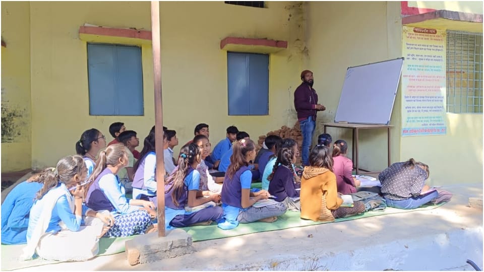 Damoh News Deori Fatehpur High School building could not be built after 21 years