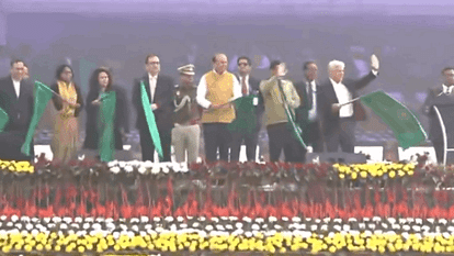 Delhi LG and CM Kejriwal together flagged off 350 electric buses