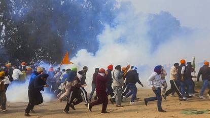 20 फोटो: शंभू-जींद बॉर्डर पर टकराव, पथराव... बैरिकेड तोड़े, पुलिस ने बरसाईं लाठियां; आंसू गैस के गोले भी दागे Farmers Protest See Kisan Andolan Latest Photos Clash on Shambhu and Jind Border News