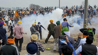 20 फोटो: शंभू-जींद बॉर्डर पर टकराव, पथराव... बैरिकेड तोड़े, पुलिस ने बरसाईं लाठियां; आंसू गैस के गोले भी दागे Farmers Protest See Kisan Andolan Latest Photos Clash on Shambhu and Jind Border News