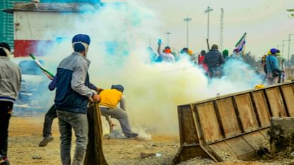 20 फोटो: शंभू-जींद बॉर्डर पर टकराव, पथराव... बैरिकेड तोड़े, पुलिस ने बरसाईं लाठियां; आंसू गैस के गोले भी दागे Farmers Protest See Kisan Andolan Latest Photos Clash on Shambhu and Jind Border News