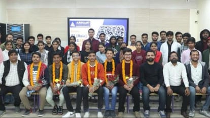 Successful students of Momentum Student Union were honored after the declaration of JEE Mains results.