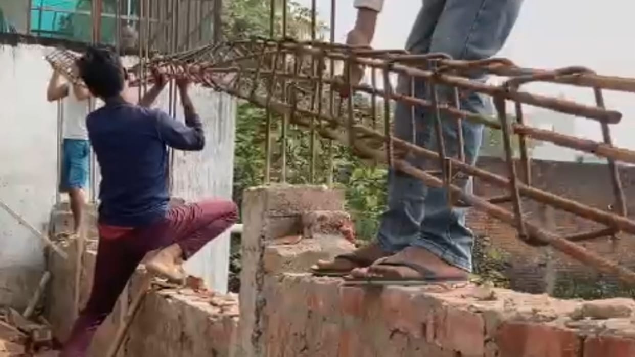 Municipal Corporation Gorakhpur broke the encroachment on the pond, it was occupied for a long time.