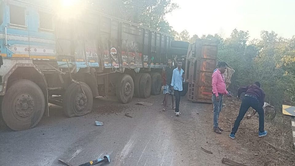 Massive collision between three trucks in Jagdalpur two killed