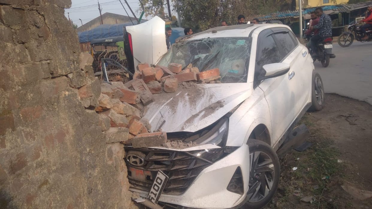 A speeding car became the victim of an accident, the car broke the wall on the roadside and entered inside