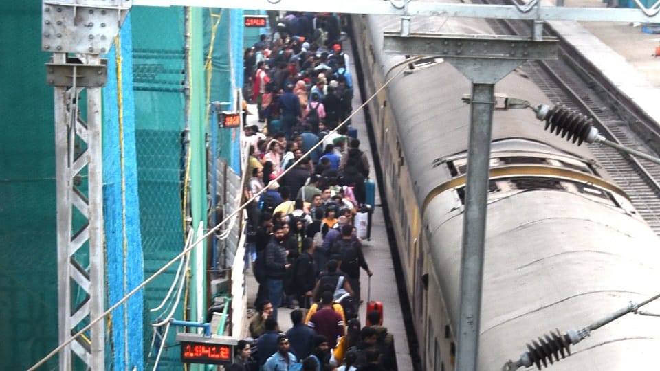 Roads closed; Trains full, Delhi air fare increased 4 times