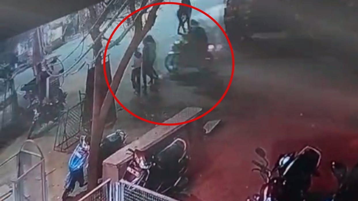 Morena: The miscreants became fearless, dragged the girl on the road to snatch the mobile phone