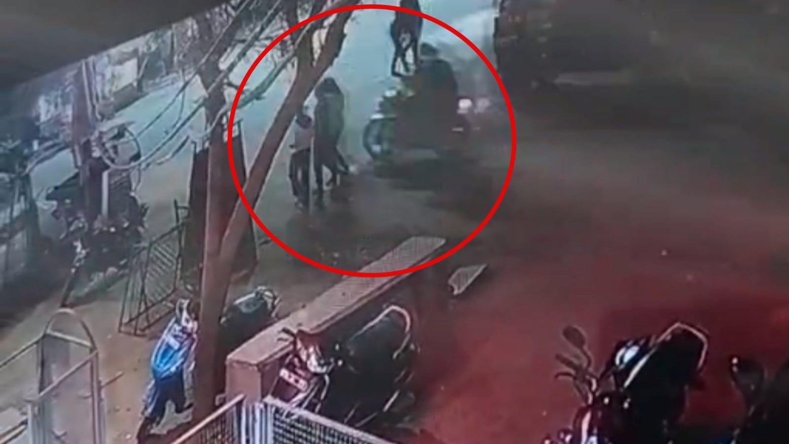 लाल घेरे में युवती और उसके पास पहुंच रहे बाइक सवार बदमाश