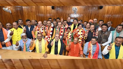 नामांकन दाखिल करने के बाद सीएम योगी, भाजपा प्रत्याशी व अन्य।